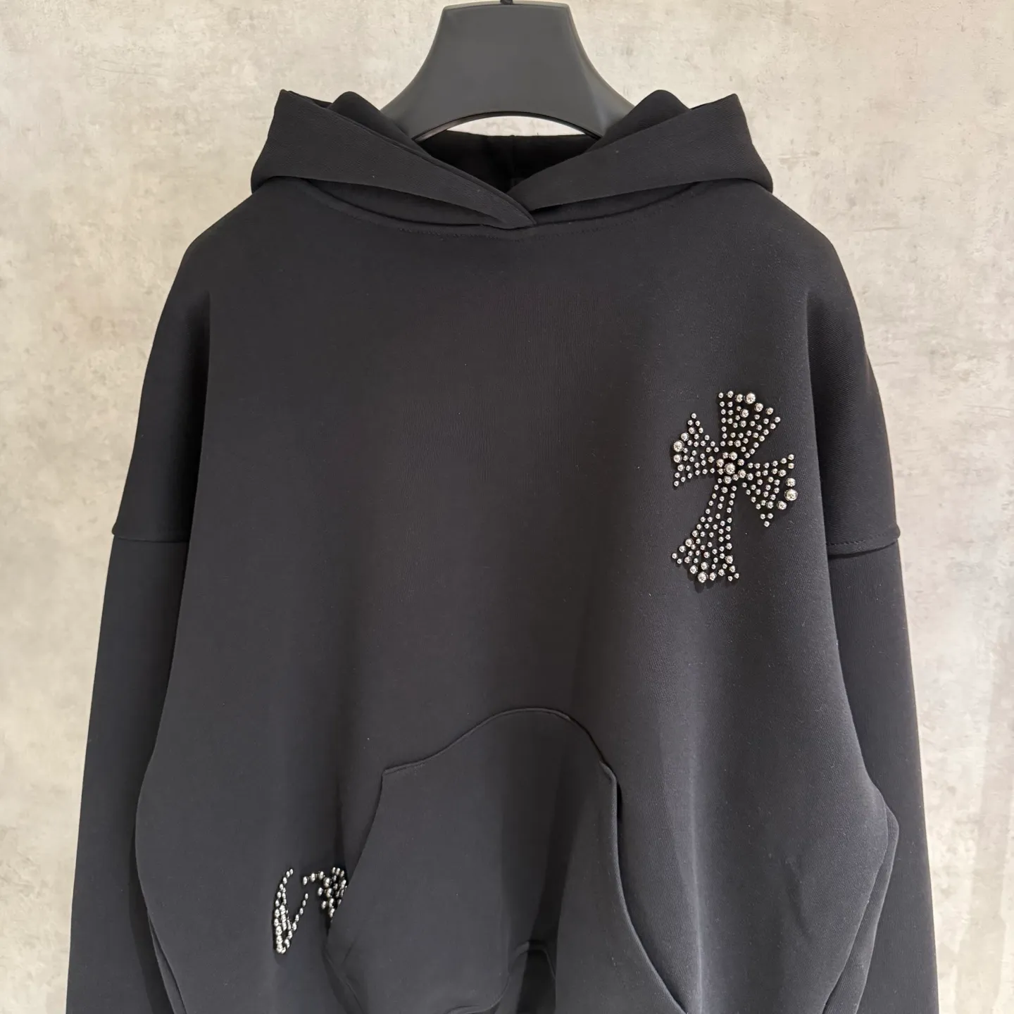 🅿️410 [Strict quality control] CH Croixin's new long-sleeved hooded sweatshirt. The fabric is made of heavy 480g double yarn fabric. Front and back embroidery➕beads. Ready-to-wear loose fit. The fabric is stiff and stylish. It does not deform or shrink. Color: black, white, floral gray. Size: M-2xl